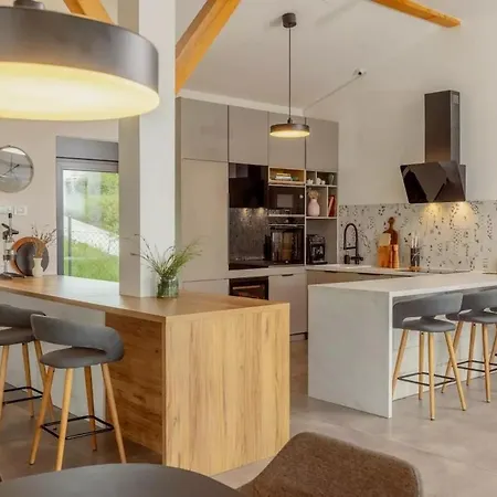 Vida - Luxury With Saltwater Pool And View Villa