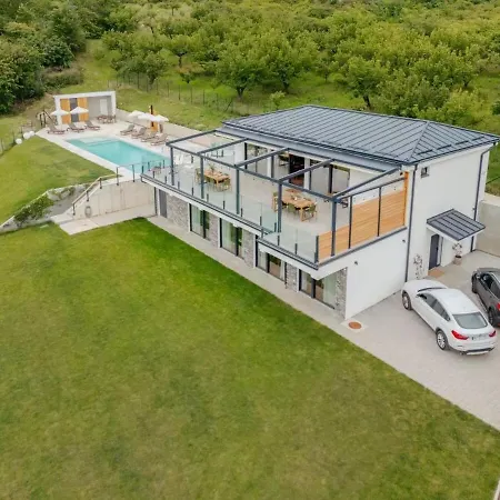 Vida - Luxury With Saltwater Pool And View *