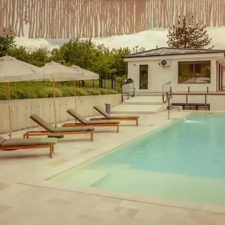 Vida - Luxury With Saltwater Pool And View