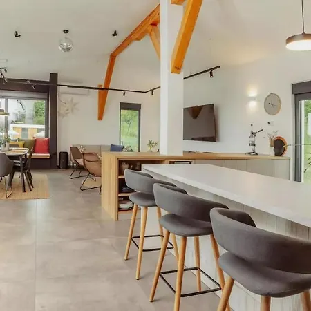 Vida - Luxury With Saltwater Pool And View Villa